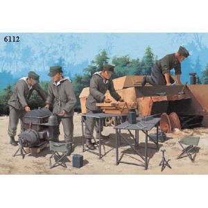 Dragon 6112 -  Sd.Kfz. 250 Engine w/Mechanics