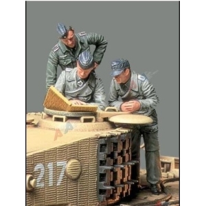 Tamiya 89617 - Otto Carius & crew  3 figures